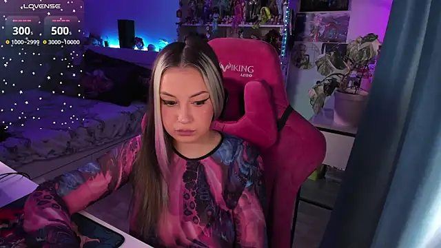 Snapshot of ChloeKohaku chatting on December 18, 2024, 3:26 am ChloeKohaku online show from December 18, 2024, 3:26 am