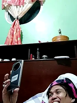 QueenSoreal online show from November 14, 2025, 3:22 pm