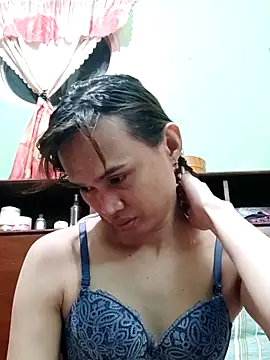 QueenSoreal online show from December 4, 2025, 2:37 pm