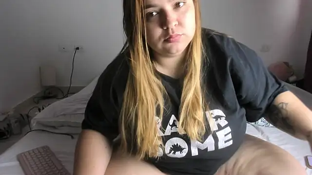 Snapshot of Blondylicious chatting on October 29, 2025, 12:18 pm Blondylicious online show from October 29, 2025, 12:18 pm