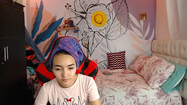 Snapshot of LinzyBaner chatting on January 23, 2025, 12:57 am LinzyBaner online show from January 23, 2025, 12:57 am