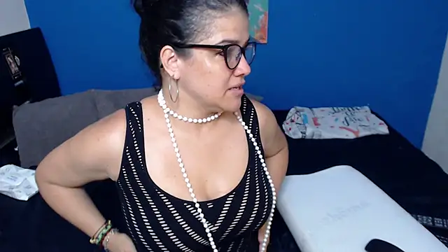 Snapshot of GlendaStarx chatting on April 19, 2026, 9:39 pm GlendaStarx online show from April 19, 2026, 9:39 pm