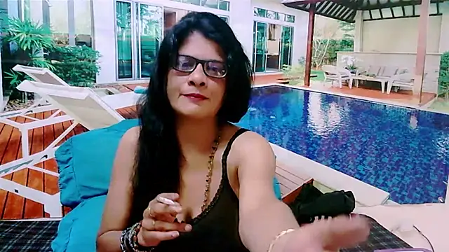 Snapshot of IndianAllure chatting on January 21, 2025, 6:33 am IndianAllure online show from January 21, 2025, 6:33 am