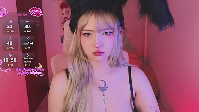 Snapshot of KuroChan420 chatting on November 3, 2025, 12:02 am KuroChan420 online show from November 3, 2025, 12:02 am