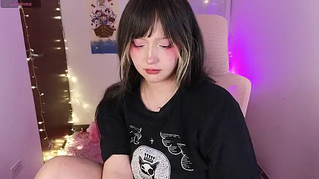 Snapshot of KuroChan420 chatting on December 3, 2025, 2:08 am KuroChan420 online show from December 3, 2025, 2:08 am