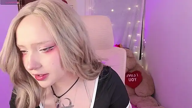 Snapshot of KuroChan420 chatting on December 23, 2025, 1:25 am KuroChan420 online show from December 23, 2025, 1:25 am