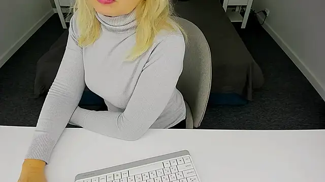 Abby Moore  online show from January 27, 2025, 3:26 am