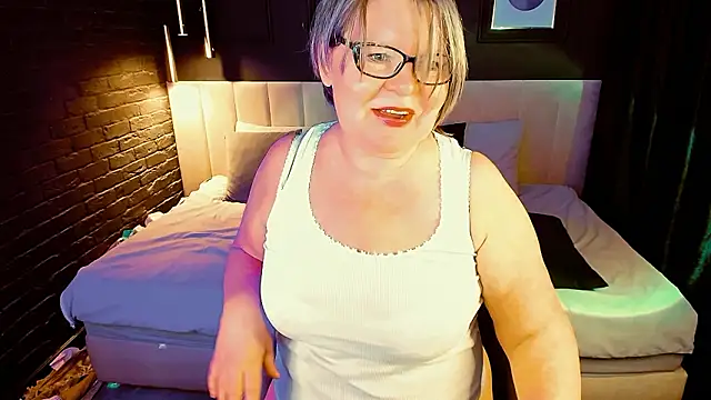 Snapshot of Shannonshine chatting on February 4, 2026, 2:12 pm Shannonshine online show from February 4, 2026, 2:12 pm