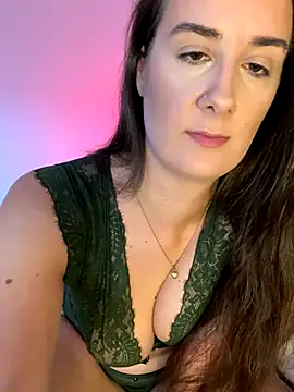 Snapshot of EllaMae chatting on November 16, 2025, 2:22 pm EllaMae online show from November 16, 2025, 2:22 pm