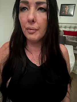 Snapshot of TiffanyRoxx chatting on November 15, 2025, 1:18 pm TiffanyRoxx online show from November 15, 2025, 1:18 pm