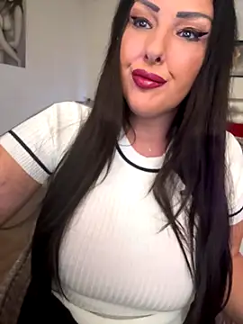 Snapshot of TiffanyRoxx chatting on November 17, 2025, 3:07 pm TiffanyRoxx online show from November 17, 2025, 3:07 pm