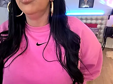 Snapshot of TiffanyRoxx chatting on November 27, 2025, 7:05 pm TiffanyRoxx online show from November 27, 2025, 7:05 pm