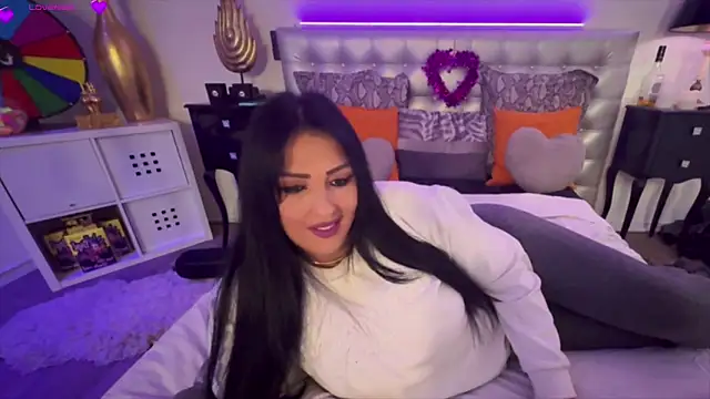 Snapshot of TiffanyRoxx chatting on February 3, 2026, 7:30 pm TiffanyRoxx online show from February 3, 2026, 7:30 pm