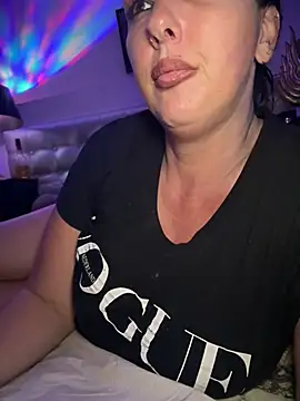 Snapshot of TiffanyRoxx chatting on April 1, 2026, 6:27 pm TiffanyRoxx online show from April 1, 2026, 6:27 pm