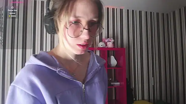 Snapshot of _Hanna_Moon_ chatting on December 16, 2024, 8:20 am Hanna Moon online show from December 16, 2024, 8:20 am