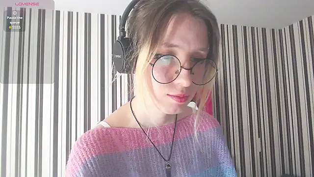 Snapshot of _Hanna_Moon_ chatting on December 19, 2024, 8:23 am Hanna Moon online show from December 19, 2024, 8:23 am