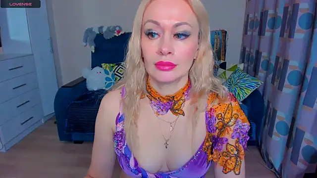 EllenMoore online show from December 15, 2024, 5:34 am