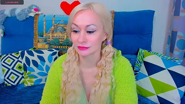 EllenMoore online show from January 14, 2025, 2:40 am