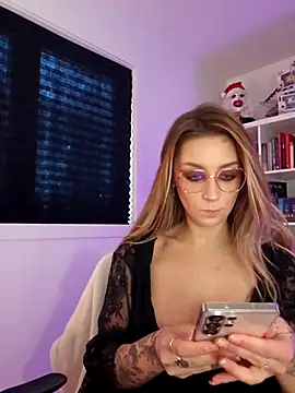 LilyOrion online show from November 18, 2025, 8:57 pm