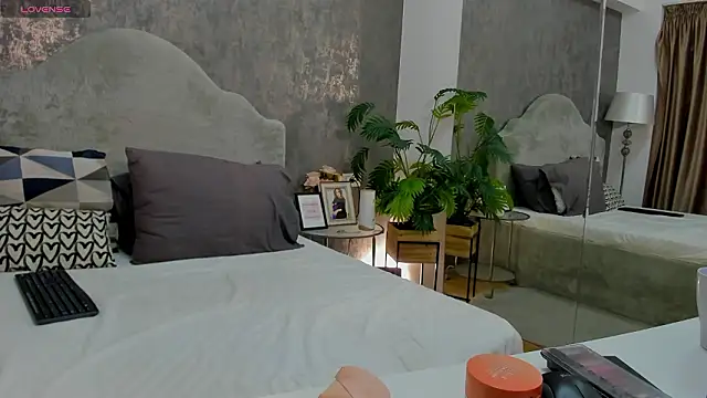 LisaCroft online show from February 9, 2026, 6:28 am