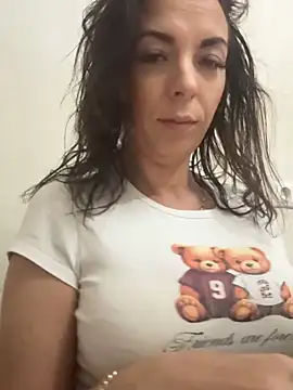 Snapshot of Almmaxxxx chatting on October 19, 2025, 3:29 am Almmaxxxx online show from October 19, 2025, 3:29 am