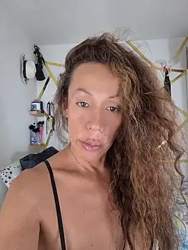Snapshot of YOURSDEBORA chatting on May 20, 2026, 10:27 pm YOURSDEBORA online show from May 20, 2026, 10:27 pm