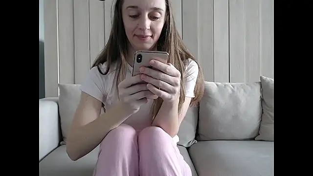 Snapshot of ShySchoolGirl chatting on March 5, 2025, 9:16 am ShySchoolGirl online show from March 5, 2025, 9:16 am