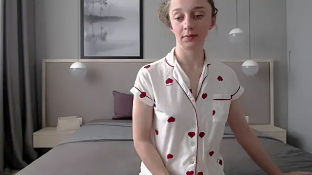 Snapshot of ShySchoolGirl chatting on October 8, 2025, 10:35 am ShySchoolGirl online show from October 8, 2025, 10:35 am