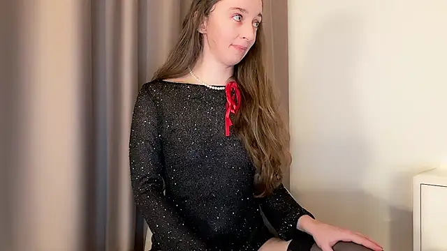 Snapshot of ShySchoolGirl chatting on December 20, 2025, 10:39 pm ShySchoolGirl online show from December 20, 2025, 10:39 pm