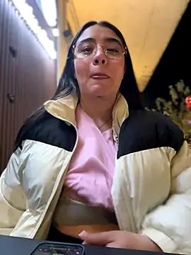 vaneelee online show from November 12, 2025, 4:02 am