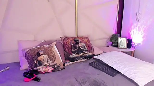 Inndrahot online show from March 19, 2026, 4:27 am