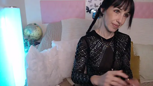 -carla- online show from November 3, 2025, 6:03 am