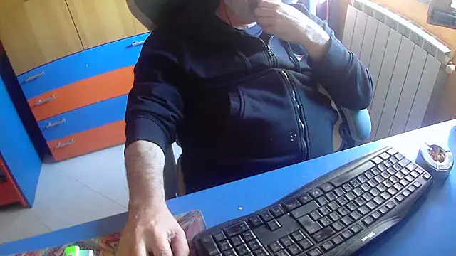 Snapshot of Tango128 chatting on April 25, 2026, 6:38 am Tango128 online show from April 25, 2026, 6:38 am