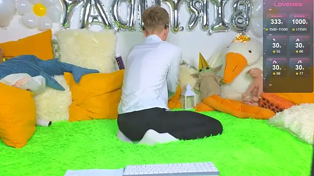 Snapshot of LandelRay chatting on February 17, 2026, 6:36 pm LandelRay online show from February 17, 2026, 6:36 pm