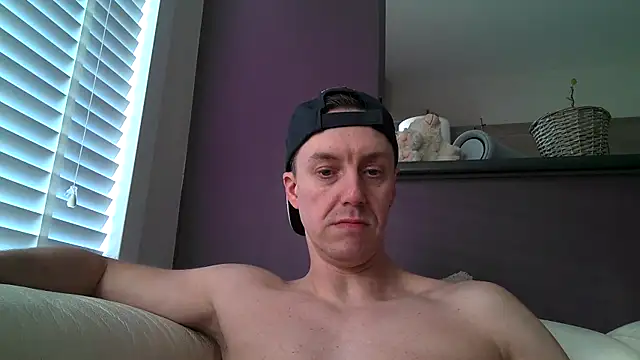 Snapshot of ploki2180 chatting on March 2, 2025, 3:27 pm ploki2180 online show from March 2, 2025, 3:27 pm