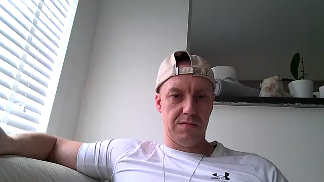 Snapshot of ploki2180 chatting on October 28, 2025, 2:09 pm ploki2180 online show from October 28, 2025, 2:09 pm