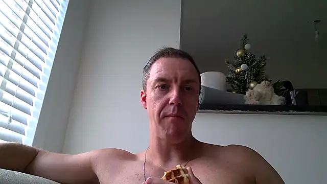 Snapshot of ploki2180 chatting on December 21, 2025, 12:01 pm ploki2180 online show from December 21, 2025, 12:01 pm