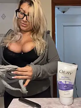 Snapshot of LittleMissEeve chatting on October 22, 2025, 4:18 pm LittleMissEeve online show from October 22, 2025, 4:18 pm