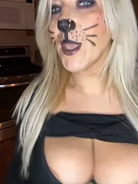 Snapshot of LittleMissEeve chatting on October 25, 2025, 10:59 pm LittleMissEeve online show from October 25, 2025, 10:59 pm