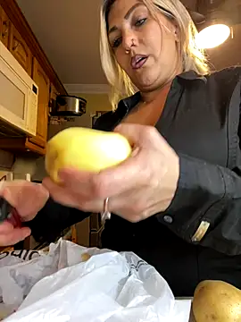 Snapshot of LittleMissEeve chatting on November 4, 2025, 3:27 am LittleMissEeve online show from November 4, 2025, 3:27 am