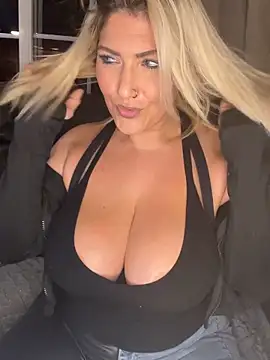 Snapshot of LittleMissEeve chatting on November 5, 2025, 3:06 am LittleMissEeve online show from November 5, 2025, 3:06 am