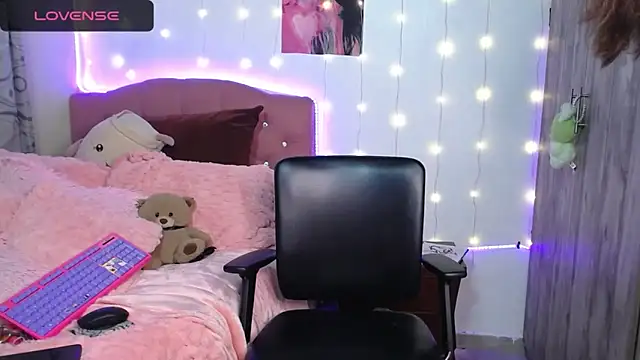 camy doll online show from November 26, 2025, 8:32 pm