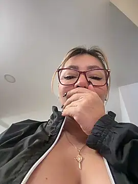 Snapshot of DIANITA_1988 chatting on April 22, 2026, 2:40 pm DIANITA 1988 online show from April 22, 2026, 2:40 pm
