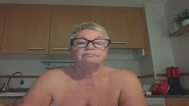 GrannyChrissy68 online show from September 27, 2025, 8:36 pm