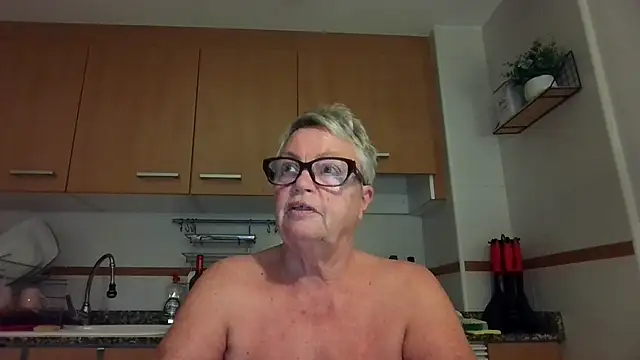 GrannyChrissy68 online show from September 28, 2025, 6:35 pm
