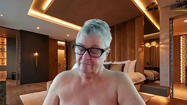 GrannyChrissy68 online show from December 18, 2025, 1:06 pm