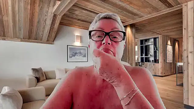 GrannyChrissy68 online show from February 18, 2026, 9:44 pm