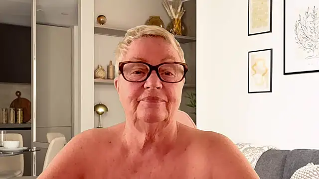 GrannyChrissy68 online show from April 8, 2026, 5:02 pm