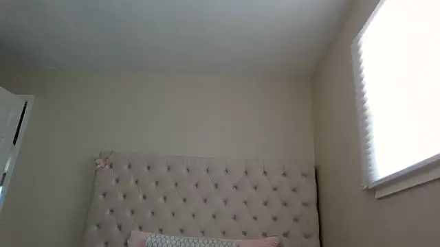 Snapshot of beautylovess chatting on December 15, 2025, 6:12 pm beautylovess online show from December 15, 2025, 6:12 pm