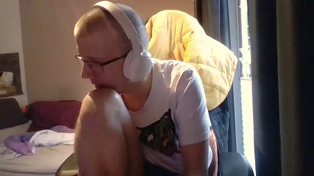 Snapshot of David250692 chatting on November 24, 2025, 8:58 am David250692 online show from November 24, 2025, 8:58 am